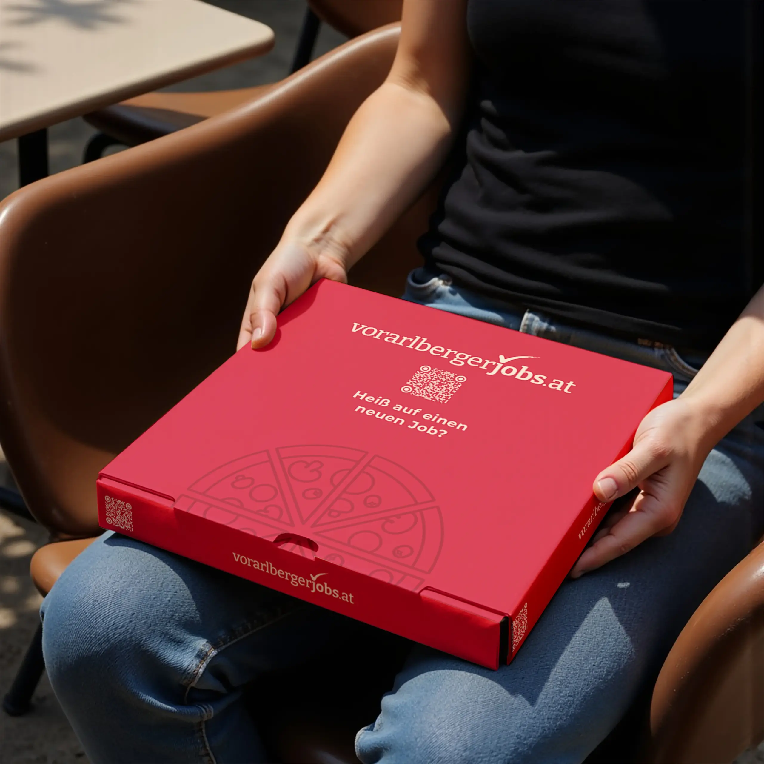 Pizzakarton-einzeln-mit-mensch